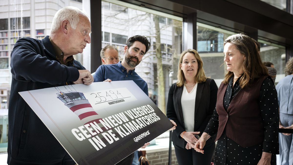 Tienduizenden handtekeningen tegen Lelystad Airport aangeboden aan Tweede Kamer