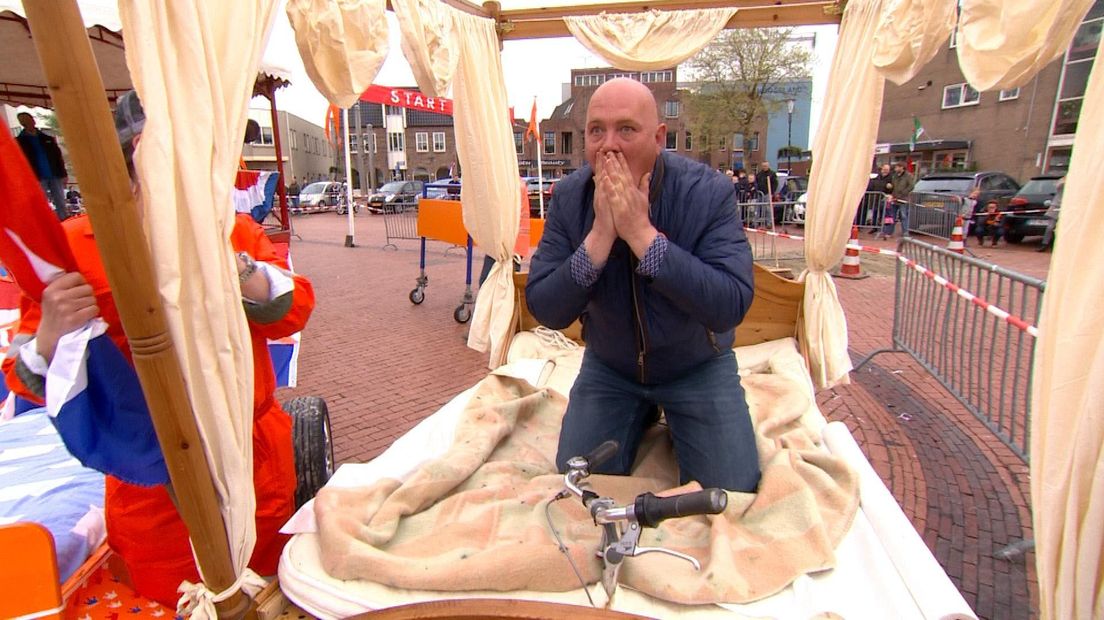 Ronald stort zich in een heuse beddenrace