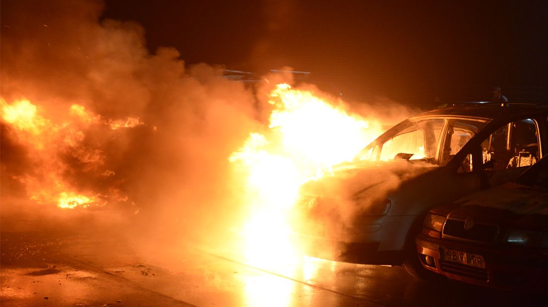 Uitgebrande autowrakken opnieuw in brand