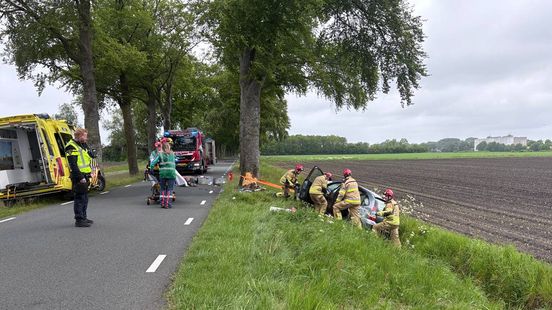 Drie personen bekneld in auto bij ernstig ongeval in De Krim. Drie personen bekneld in auto bij ernstig ongeval in De Krim.