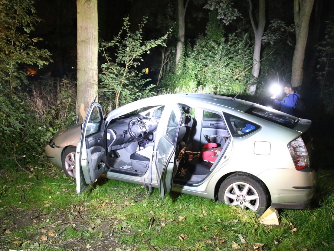 De auto die tegen een boom is geknald aan de Kooilaan in Bleiswijk (Bron: MediaTV - Joey Heijstek)