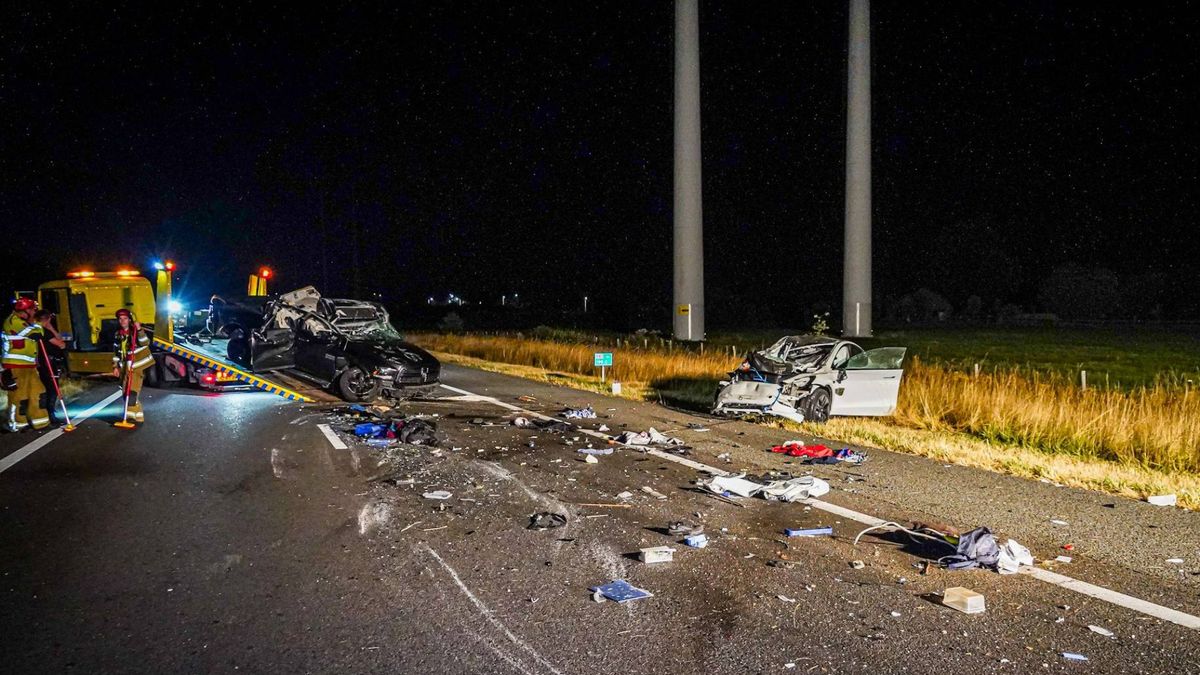Twee gewonden bij zwaar verkeersongeval: snelweg uren dicht