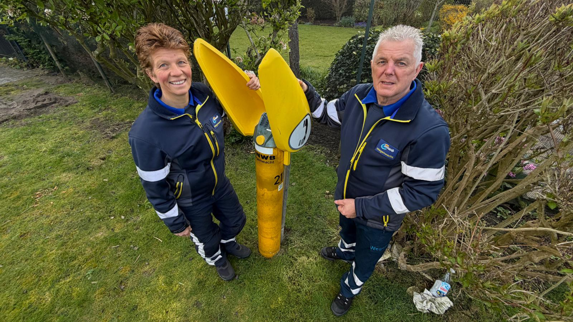 Jaap en Carmen zijn een écht ANWB-stel, ze hebben zelfs een praatpaal in de tuin