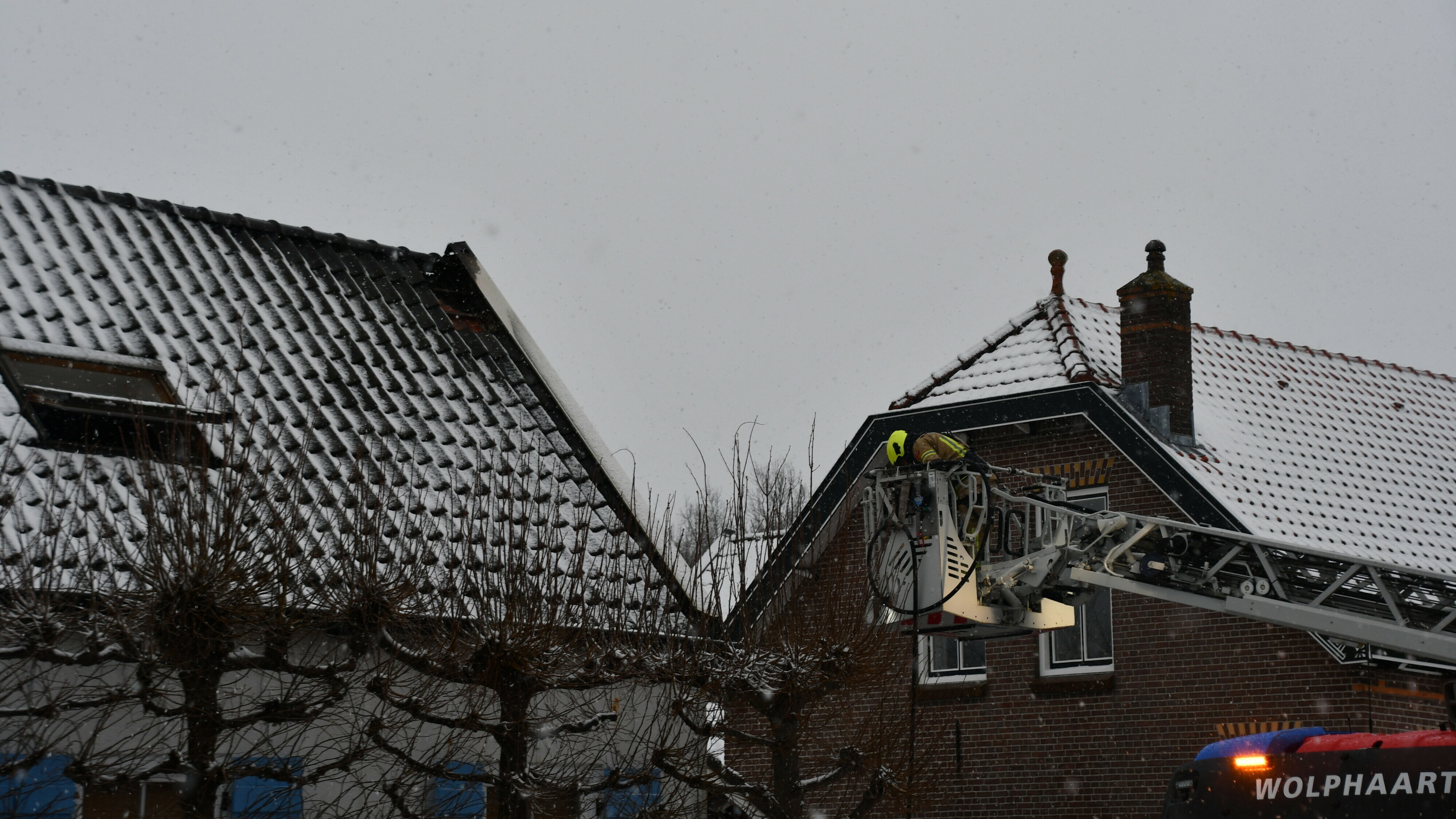 Vlammen sloegen uit het dak bij schoorsteenbrand in Wolphaartsdijk