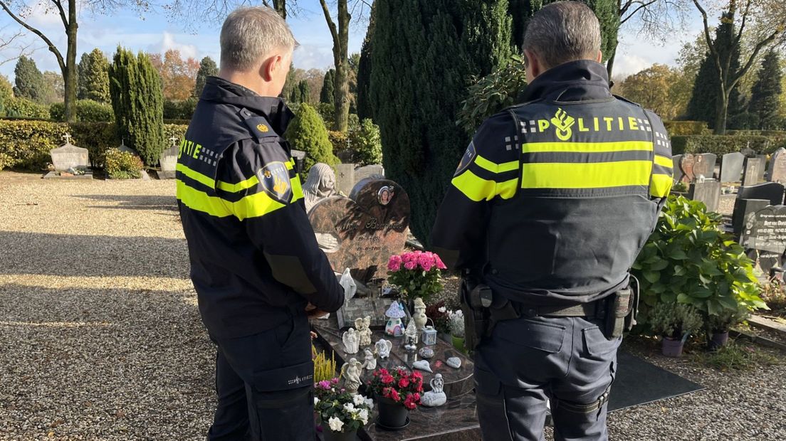 Politierechercheurs Robert en Bas bij het graf van Maja.