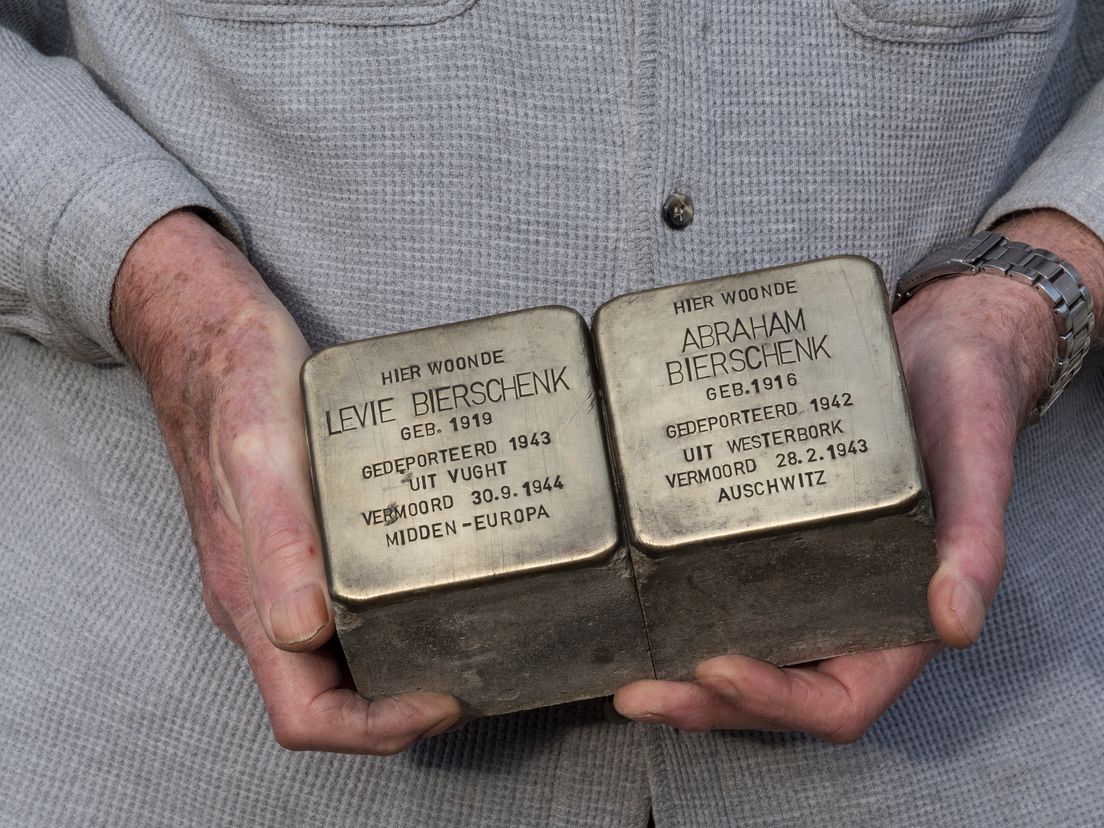 De overgebleven Stolpersteine aan de Brede Hilledijk