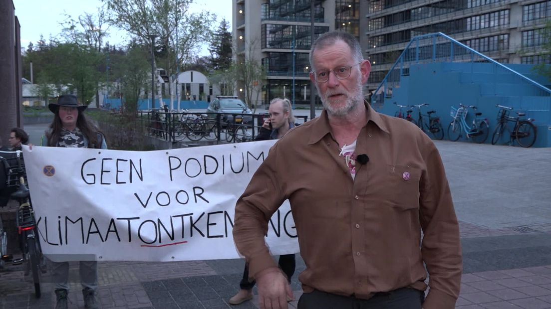 Activisten blokkeren anti-windmolenbijeenkomst in Enschede