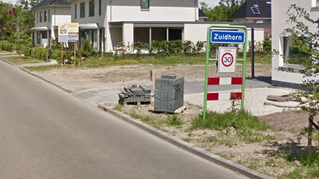 Een plaatsnaambord van Zuidhorn