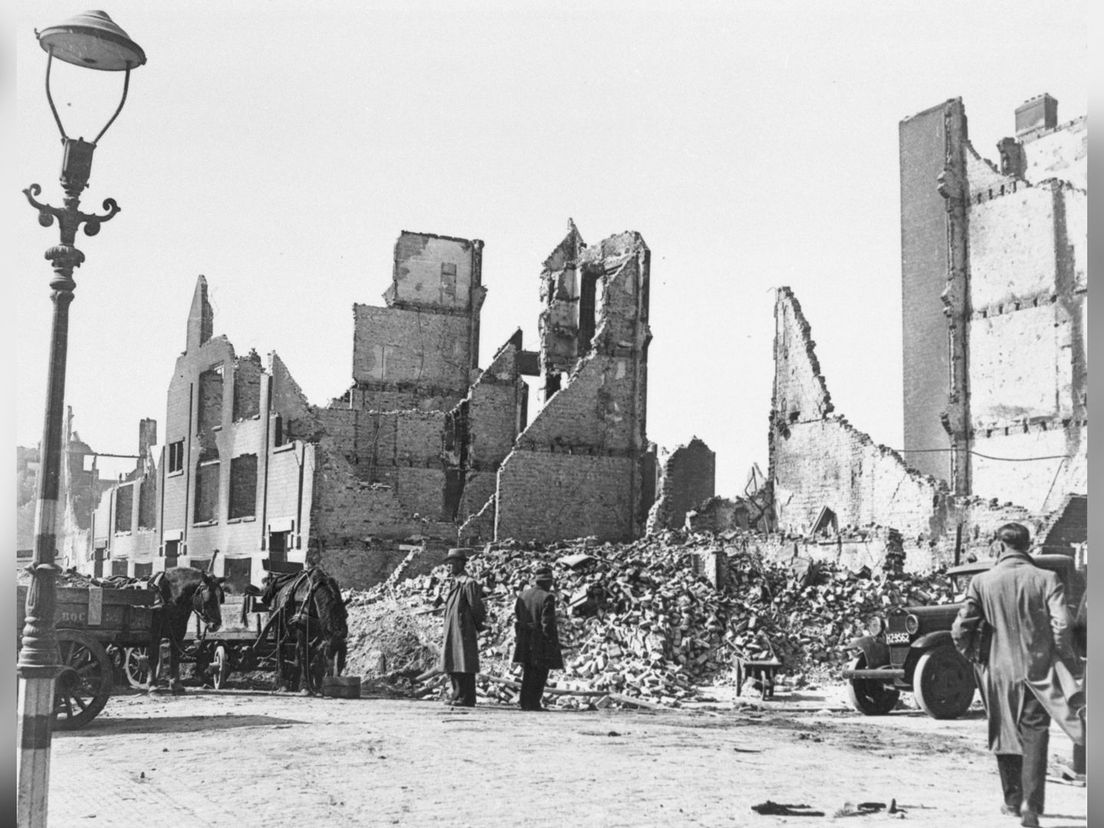 Taanderstraat/2e Gijsingstraat na het bombardement van 31 maart 1943