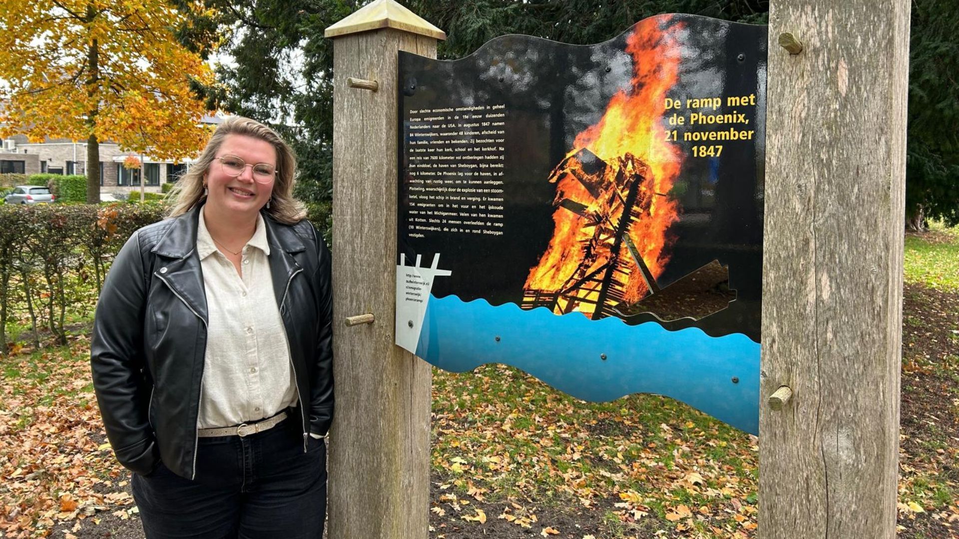 Joske Meerdink bij het bord van de ramp op de begraafplaats in Winterswijk.