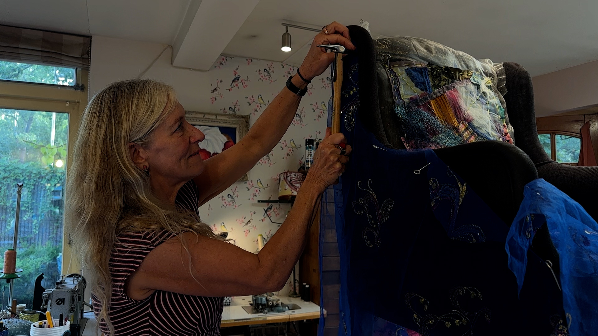 Marije (64) wil zo min mogelijk spullen weggooien, dus repareert zij ook haar oude stoel