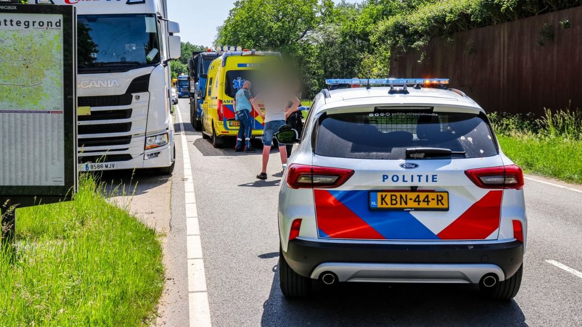 Automobilist ervandoor na ongeval Enschede: 'Reed over voet van slachtoffer'