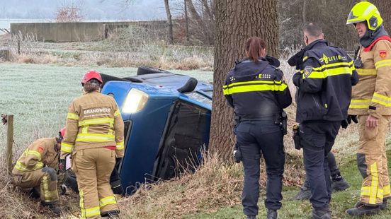 Auto vliegt uit de bocht en belandt in greppel