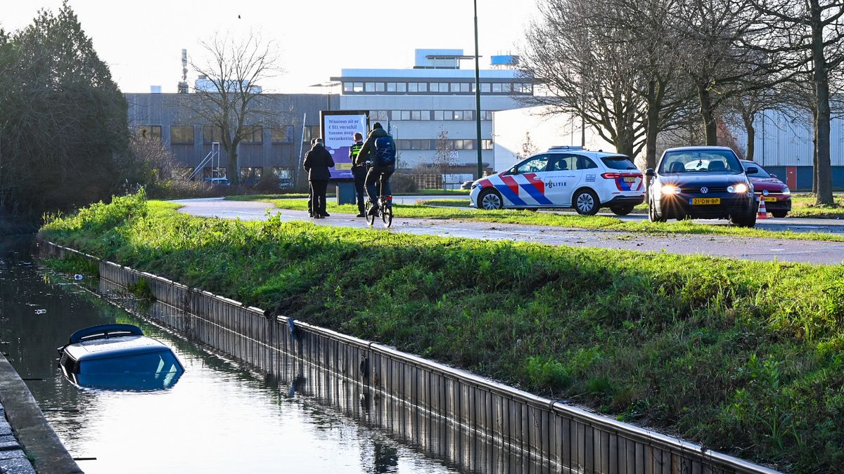 Auto belandt in Utrechtse sloot