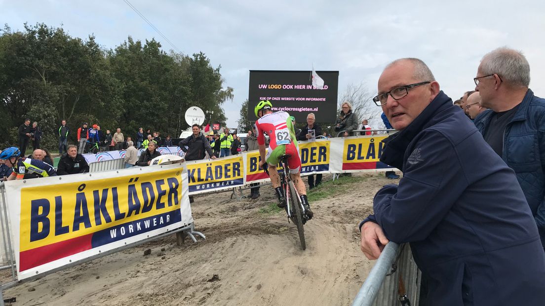 Het liefst zien de broers de deelnemers ploeteren vanaf de zandheuvek van het parcours (Rechten: RTV Drenthe/ Josien Feitsma)