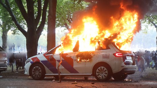 Twee jaar cel om in brand steken politieauto bij rellen Malieveld Home