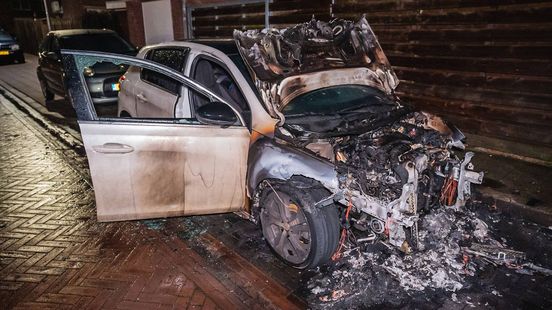 Auto's uitgebrand, jerrycan met benzine in beslag genomen