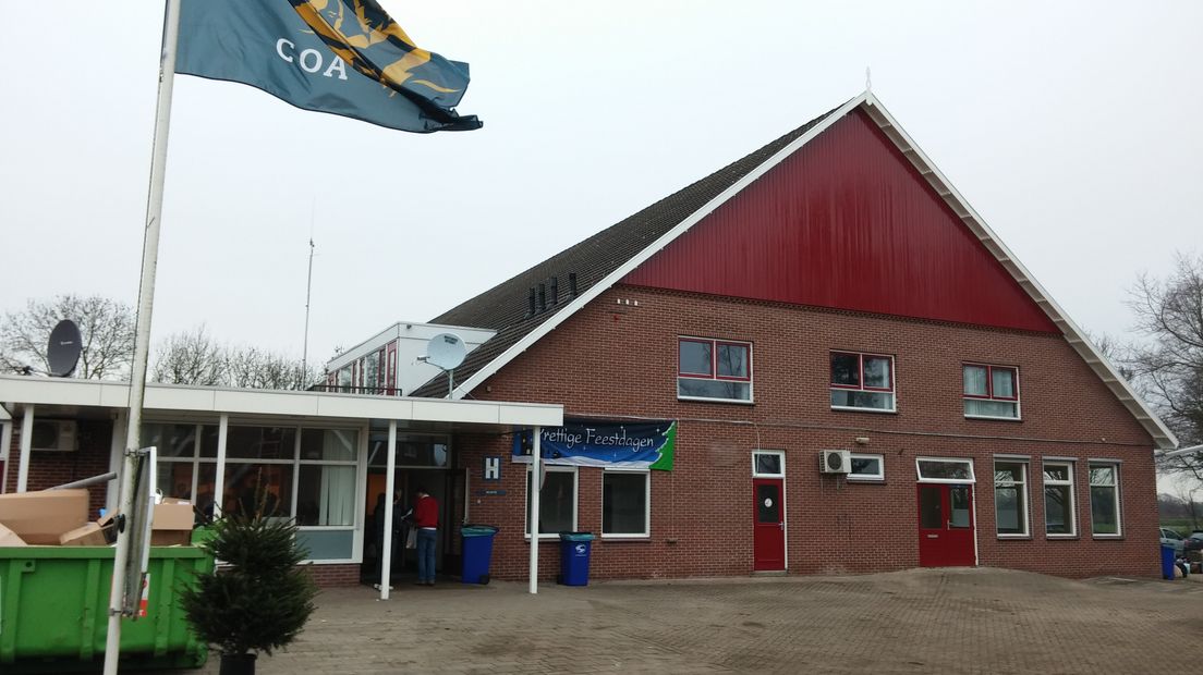 De eerste vluchtelingen zijn zaterdag opgevangen in asielzoekerscentrum Groot Deunk in Barlo, bij Aalten.