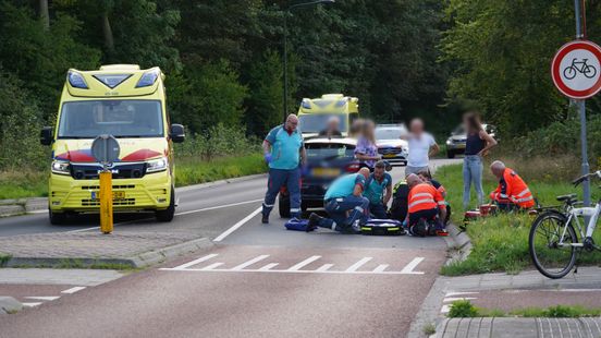 Jonge fietsster zwaargewond na botsing met automobilist in Zuidlaren.