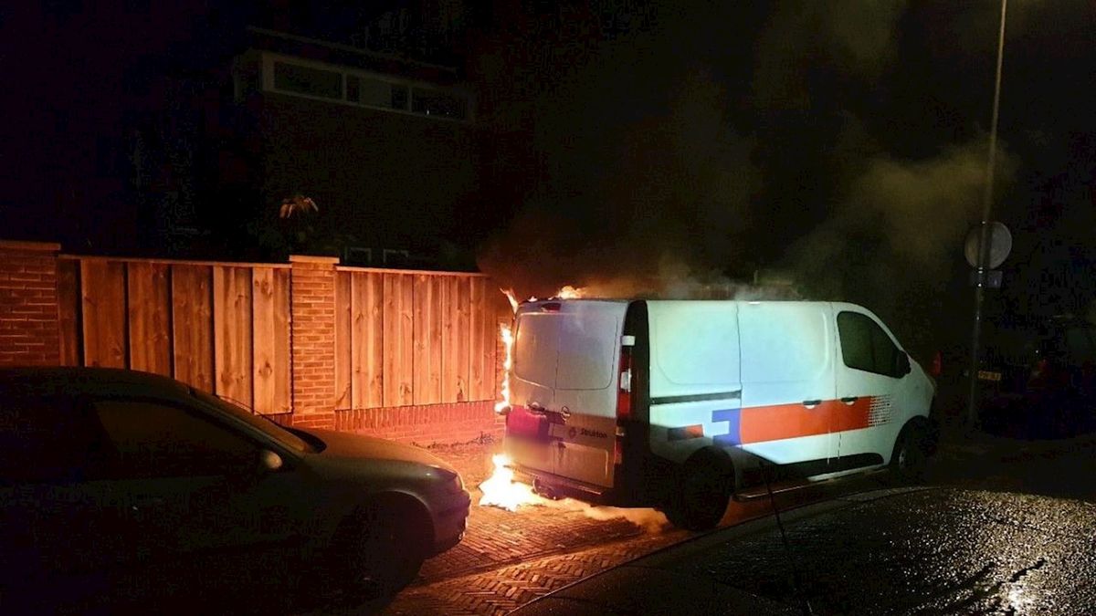 Het is weer raak in Hengelo: bestelbus vliegt in brand