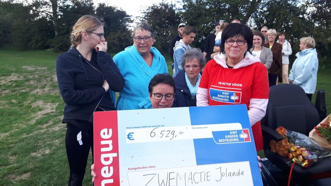 Jolanda haalt ruim 6500 euro op met haar zwemtocht