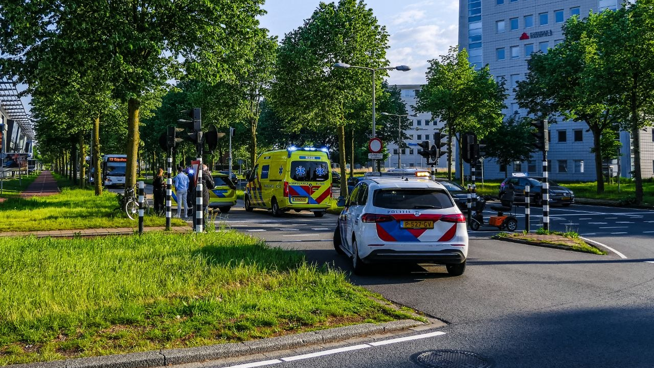 fietser gewond bij botsing met doktersauto in Enschede.