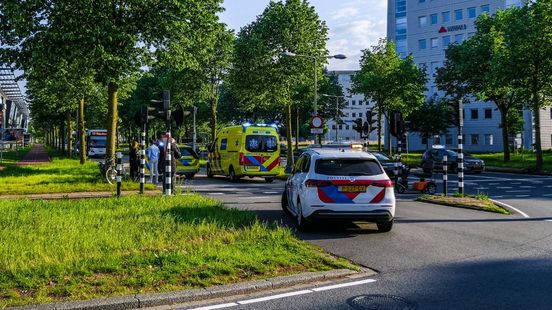 fietser gewond bij botsing met doktersauto in Enschede. fietser gewond bij botsing met doktersauto in Enschede.