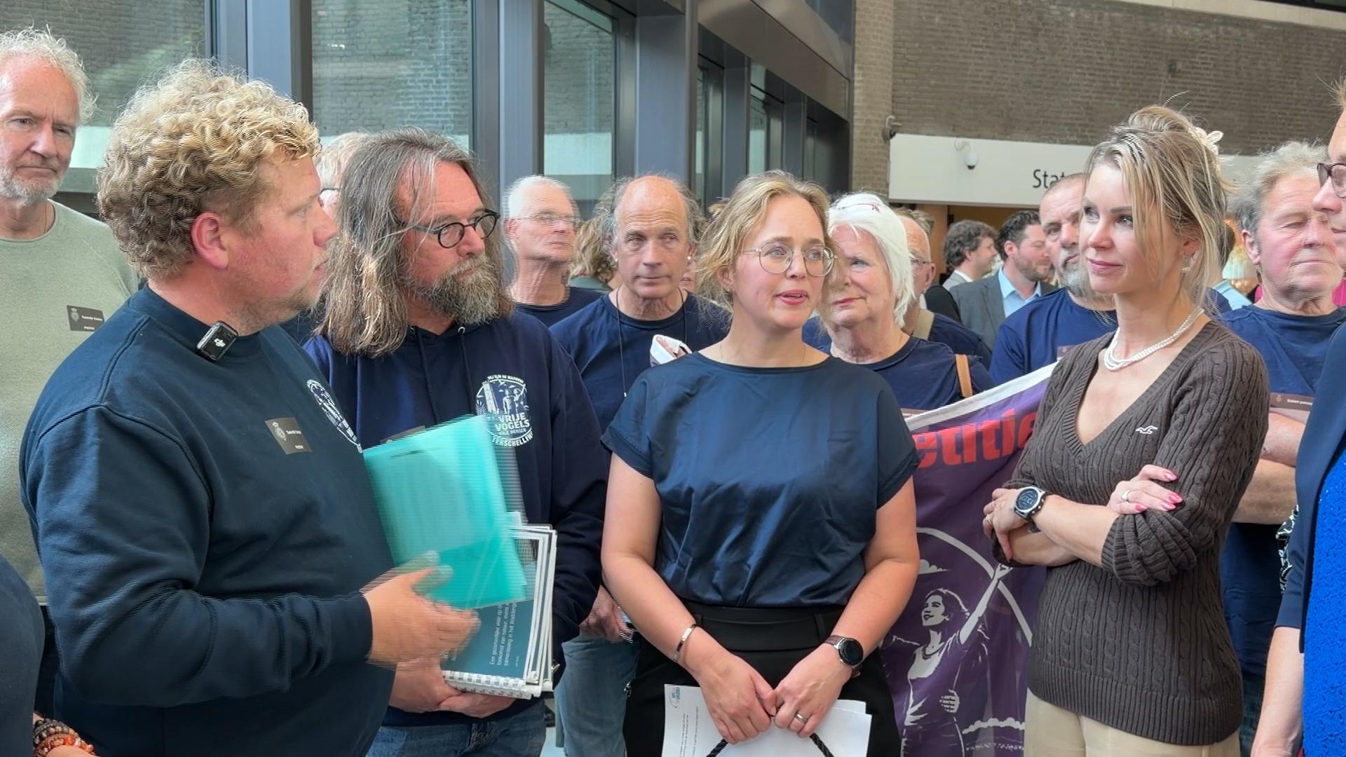 Actiegroep Wij zijn de Wadden in Den Haag met een petitie