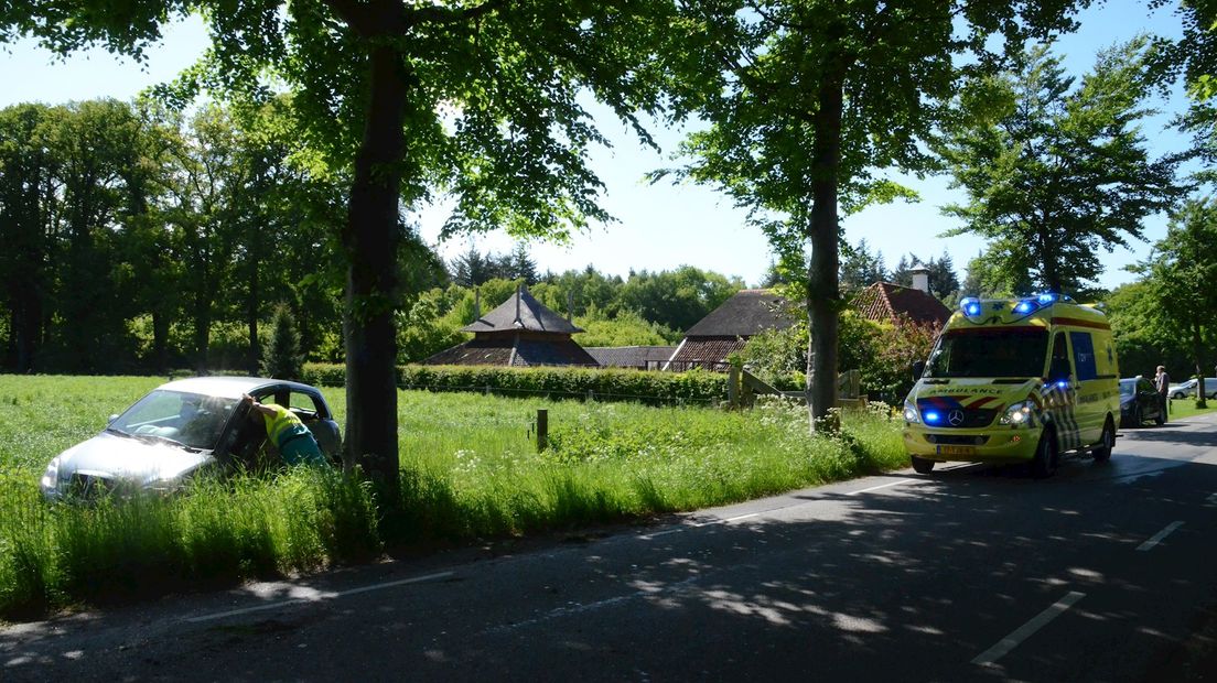 Automobilist gewond na botsing tegen boom in Diepenveen