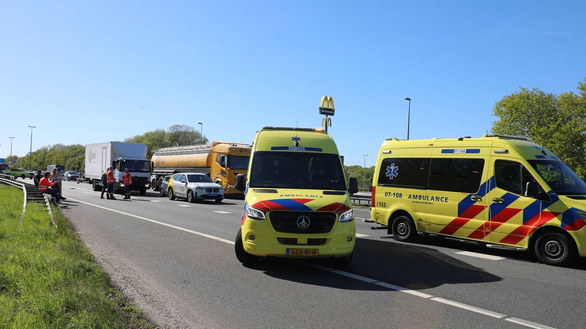 Kettingbotsing met vrachtwagen en personenauto's op snelweg