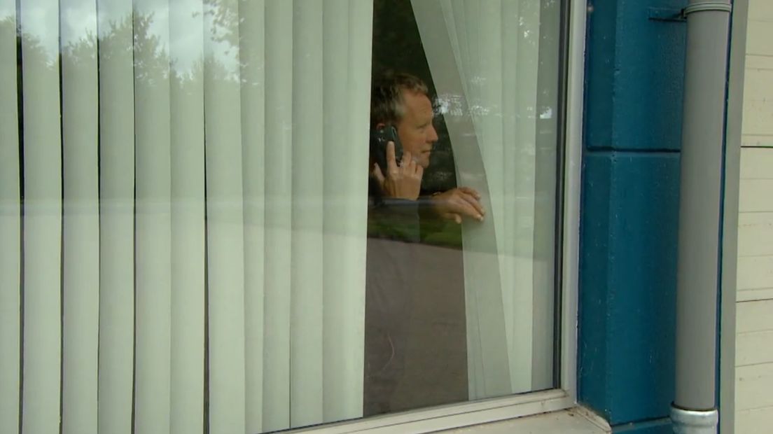 Frederik de Jonge heeft in Eext alleen bereik bij het raam (Rechten: RTV Drenthe)