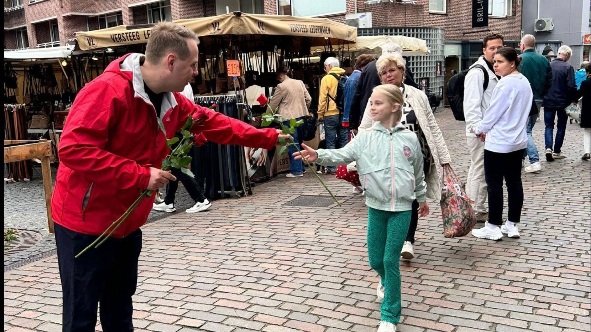 Wessel Lammers deelt rozen uit tijdens de campagne voor de Europese verkeizingen.