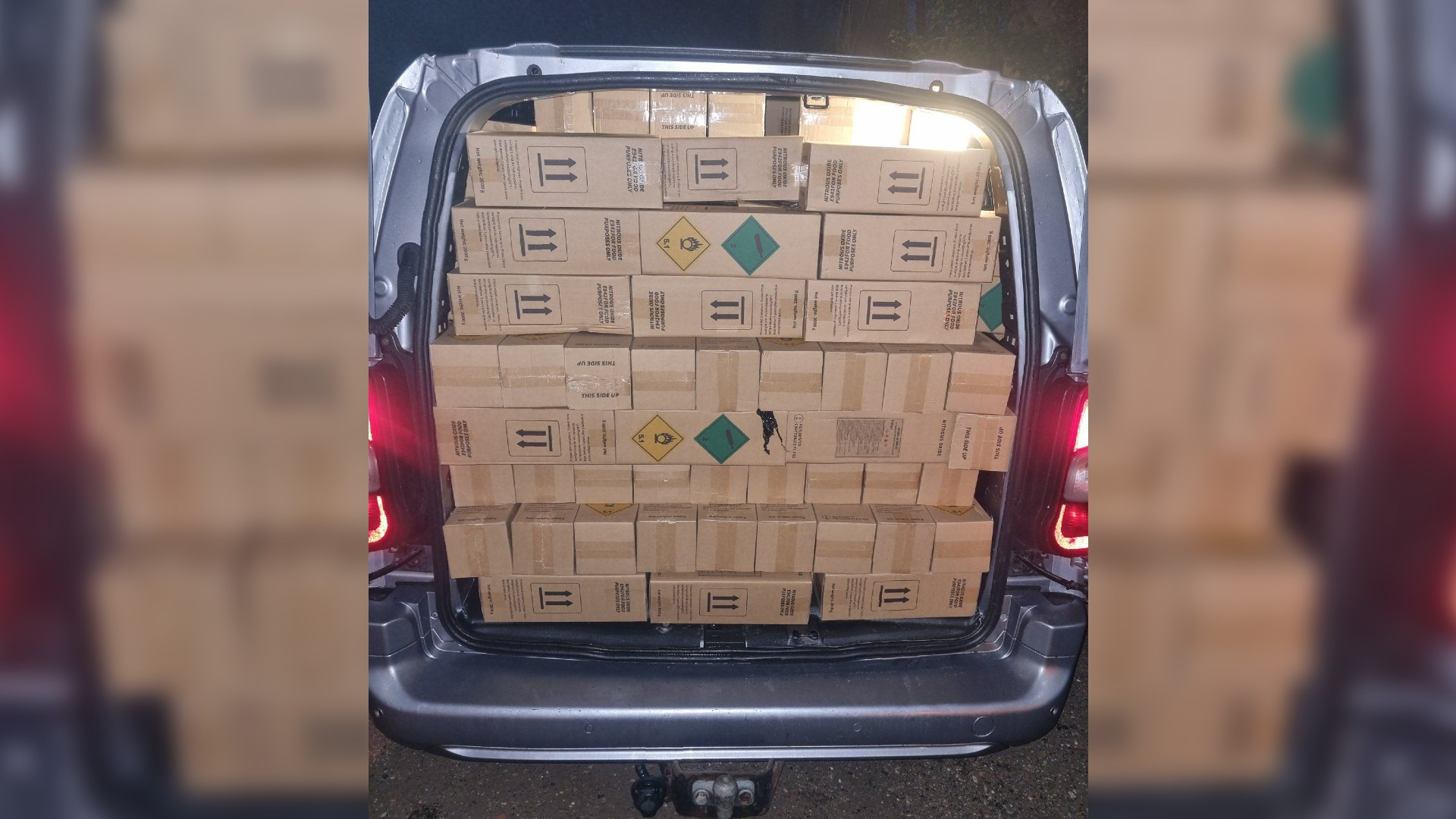 Politie houdt bus aan met meer dan 300 flessen lachgas