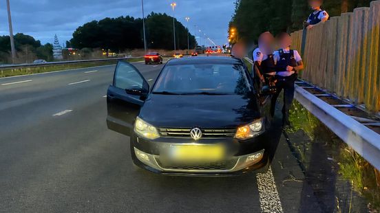 Automobilist rijdt spookrijdend over snelweg na achtervolging door marechaussee