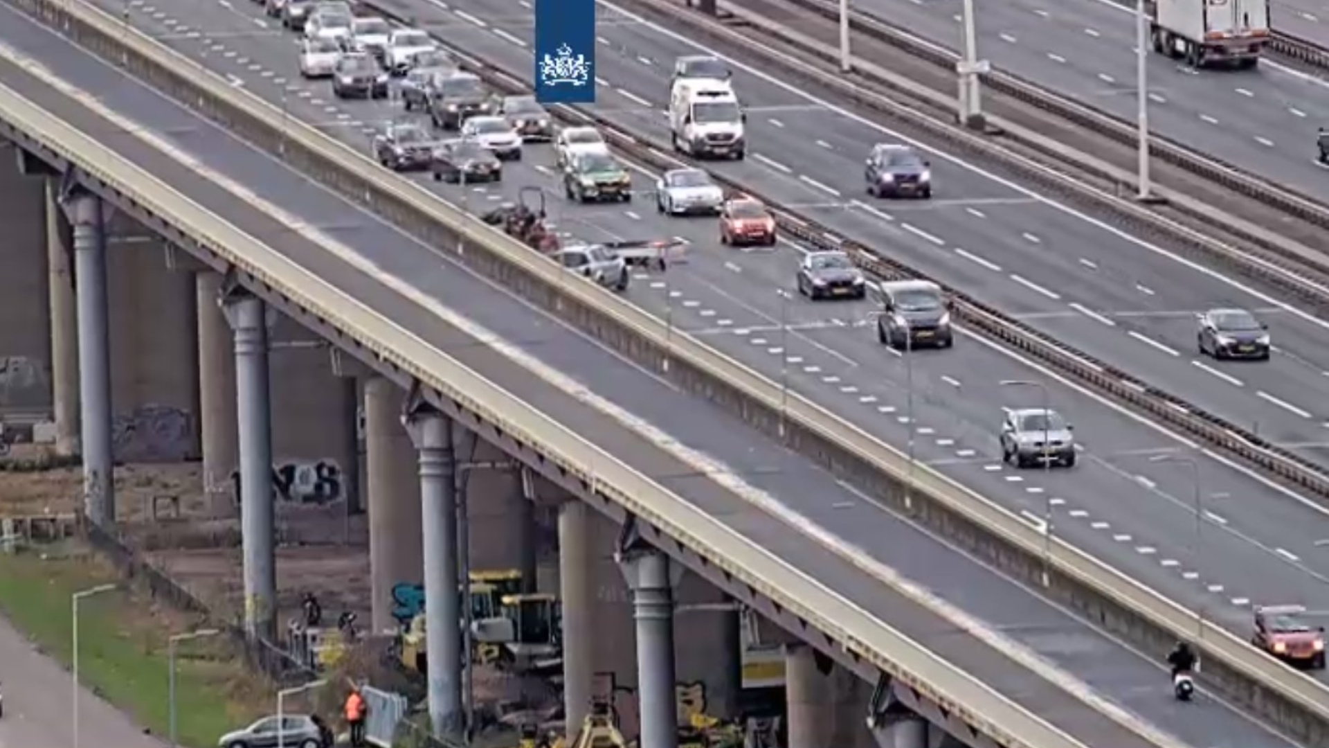 Wéér een ongeluk: geschaarde aanhanger op snelweg, twee rijstroken dicht.