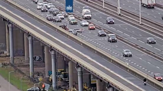 Wéér een ongeluk: geschaarde aanhanger op snelweg, twee rijstroken dicht. Wéér een ongeluk: geschaarde aanhanger op snelweg, twee rijstroken dicht.