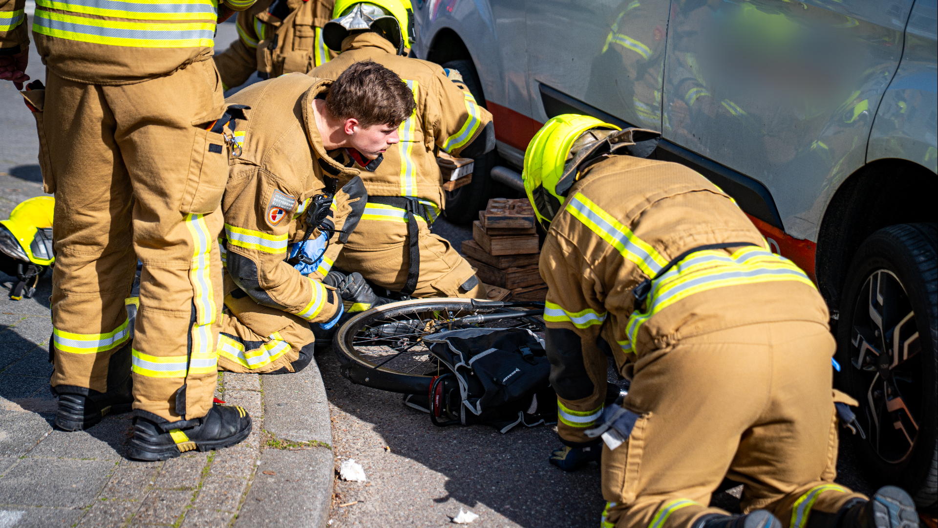 De vrouw die op de fiets zat, kwam met haar been bekneld onder de bus te liggen.