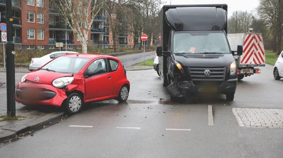 Botsing twee voertuigen; geen gewonden