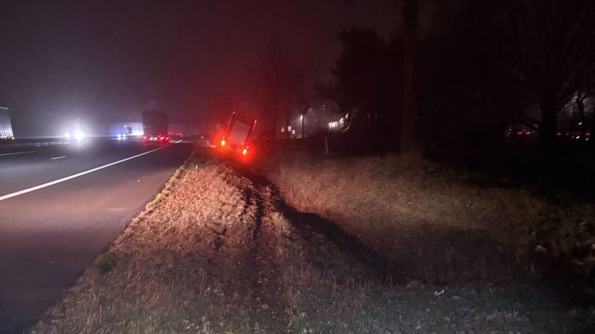 Gekantelde vrachtwagen met geiten: flinke file op A2.