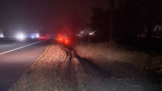 Gekantelde vrachtwagen met geiten: flinke file op A2. Gekantelde vrachtwagen met geiten: flinke file op A2.