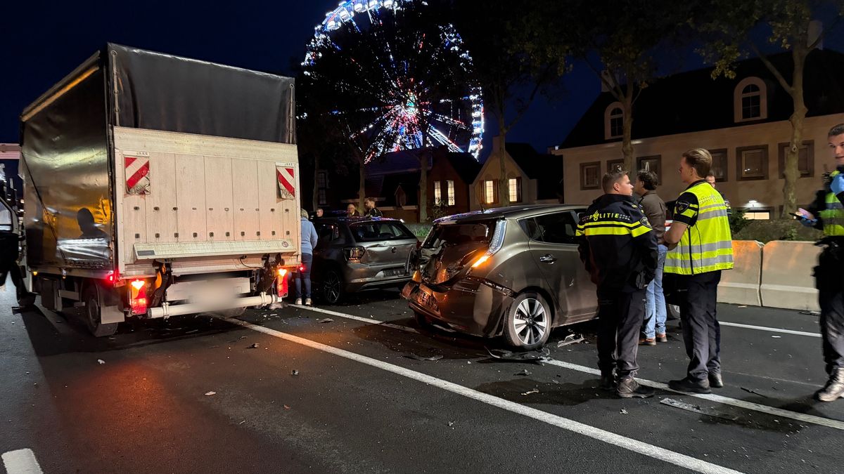 Twee auto's en bestelbus knallen op elkaar in Roermond