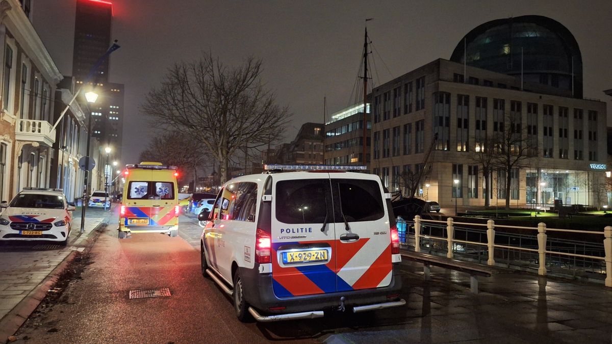 Omstanders redden persoon uit gracht in Leeuwarden
