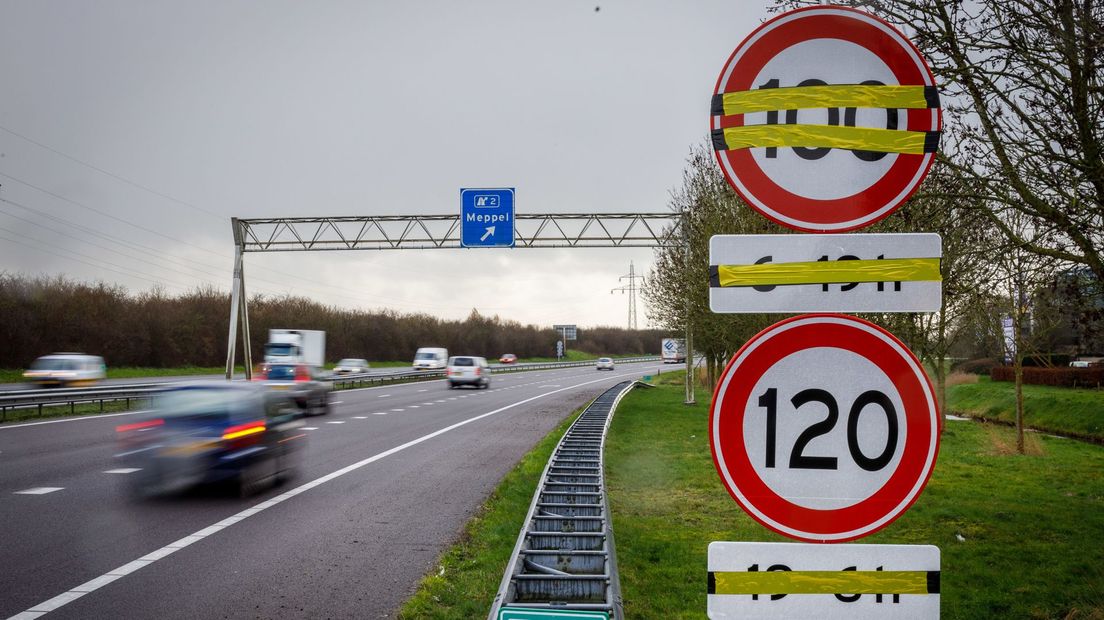 Het eerste 100 km-bord staat al langs de A32 (Rechten: ANP)