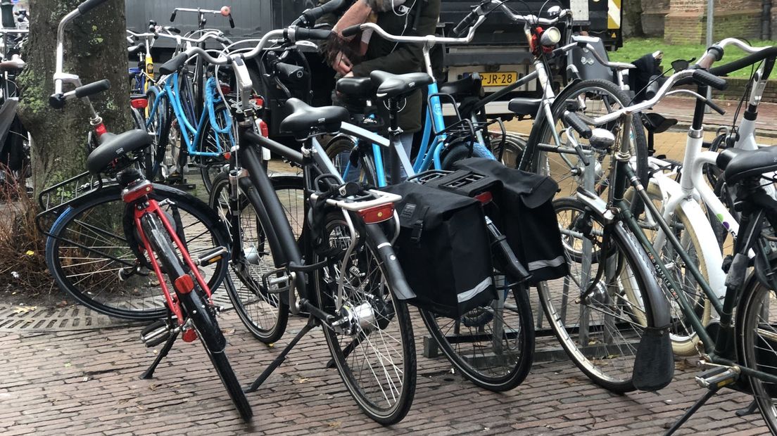 Geparkeerde fietsen aan het Martinikerkhof in Stad