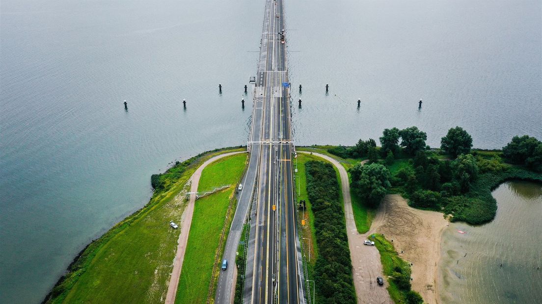 Archiefbeelden van de Haringvlietbrug