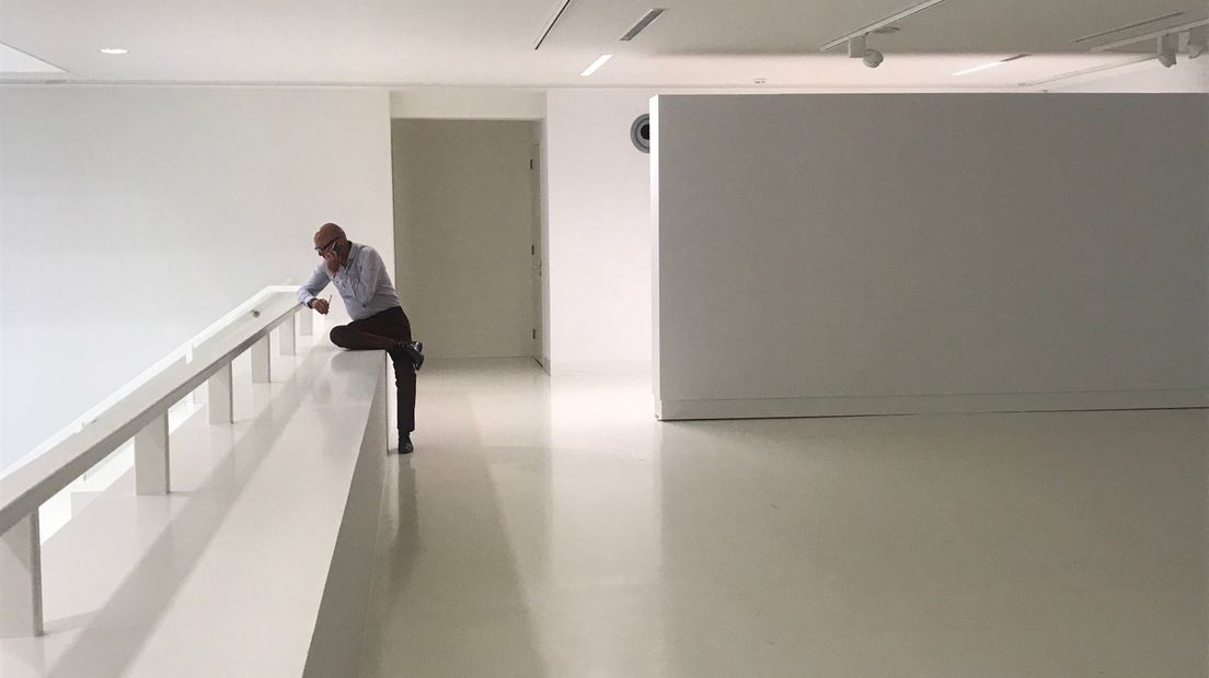 Conservator Peter Schonewille in de lege expositieruimte van KINK: 'Het is helaas voorbij' (Rechten: RTV Drenthe / Margriet Benak)