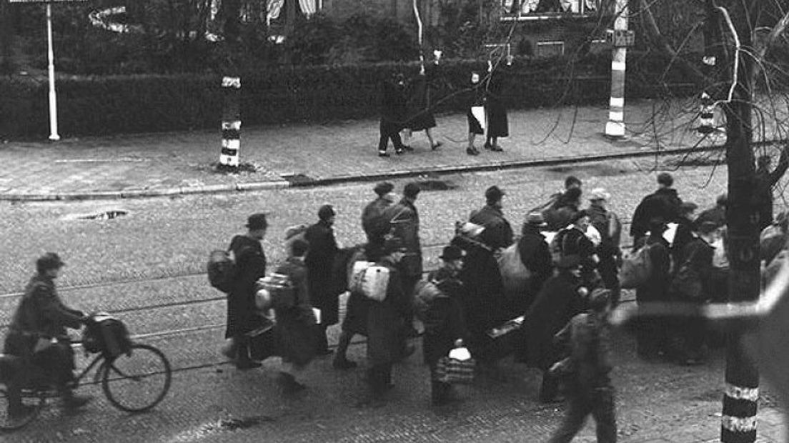 Het is het grootste transport uit Kamp Amersfoort naar Duitsland, het transport van woensdag 11 oktober 1944. Ruim 1400 gevangenen moeten om 18.00 uur 's avonds, na een urenlang appèl, de ruim vier kilometer van kamp Amersfoort naar het station lopen. Daar staat een trein met goederenwagons klaar om de gevangenen naar Neuengamme af te voeren. Onder hen ook 601 mannen die tijdens de Puttense razzia zijn opgepakt.