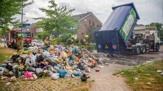 Vuilniswagen lost lading op straat na brand