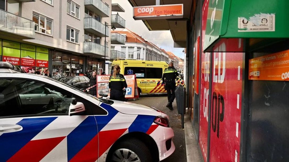 De omgeving van de supermarkt is tijdelijk afgezet.