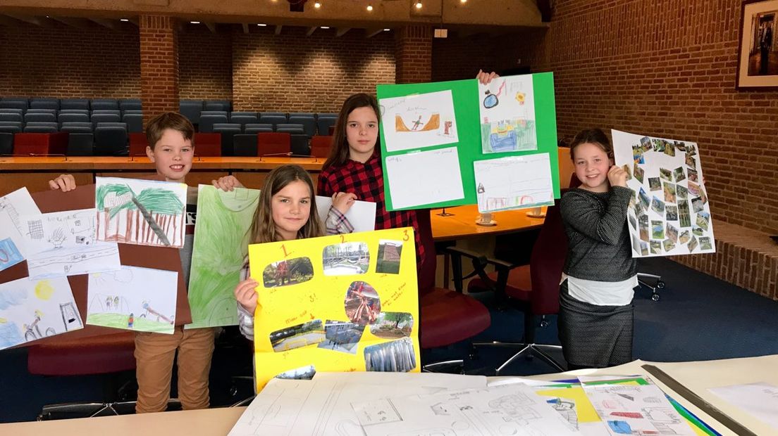 Jennie, Karsten, Debora en Marenthe presenteren hun plan voor een nieuw schoolplein (Rechten: Marjolein Knol / RTV Drenthe)